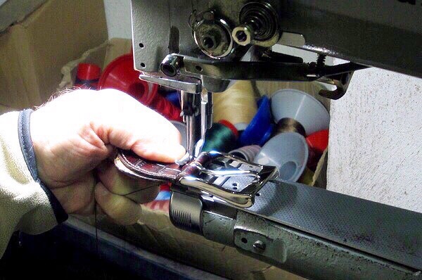 熟練職人による迷いのない、丁寧に、正確な縫製技術。